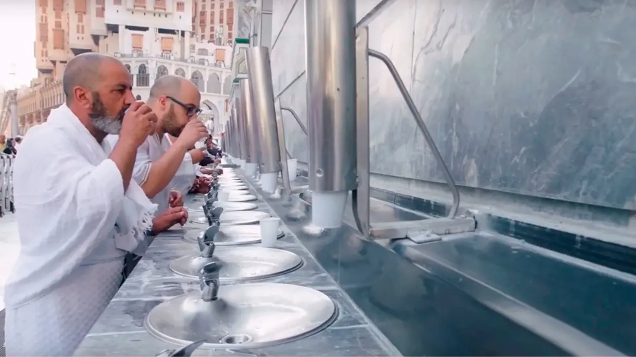 Keutamaan dan Keistimewaan Air Zamzam